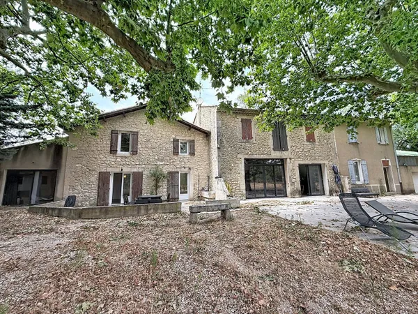 Ensemble immobilier sur 13500m² de terrain.