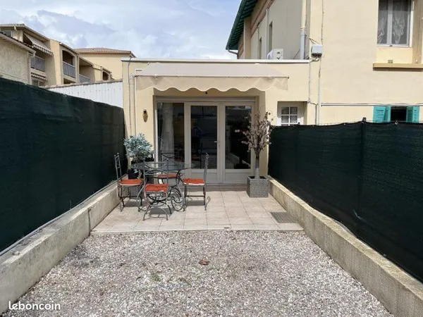 Grand studio meublé climatisé à Port-Frejus, 400m de la plage