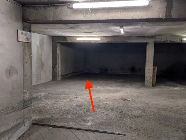 Parking sécurisé . 78 rue de l'Aqueduc . 12m2