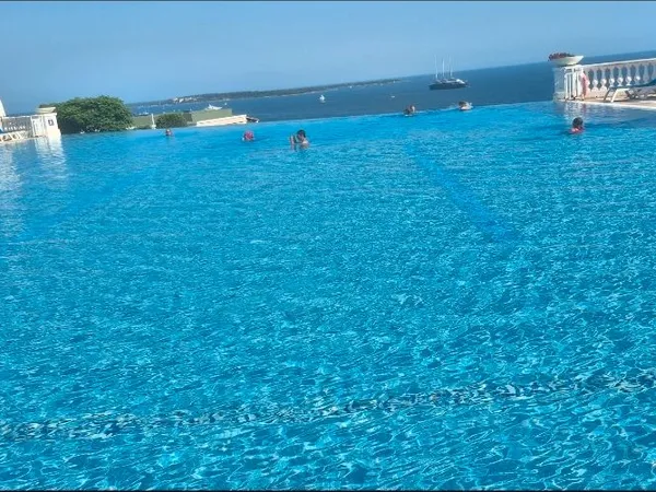 Apt vue mer - piscine debordement