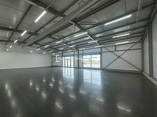 Local commercial 643 m²