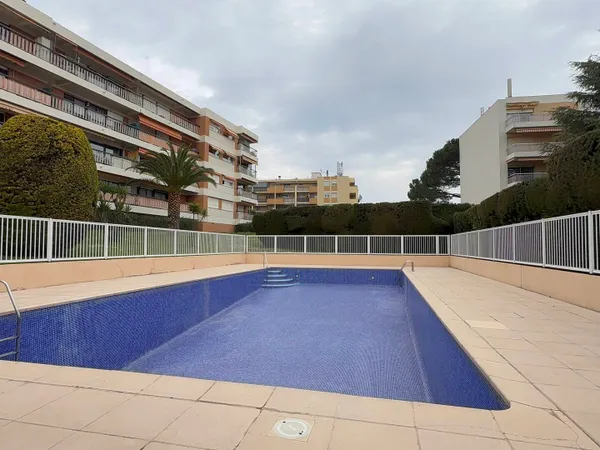 Appartement F3 avec Terrasse, Garage et Cave - Vue Mer - Antibes 06600