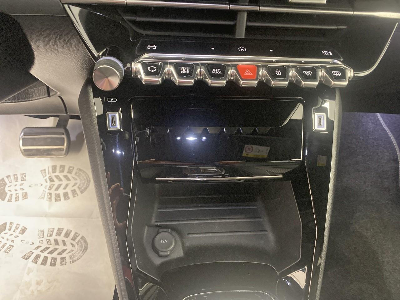 Peugeot 2008 puretech 130 s&s eat8 gt — photo 15