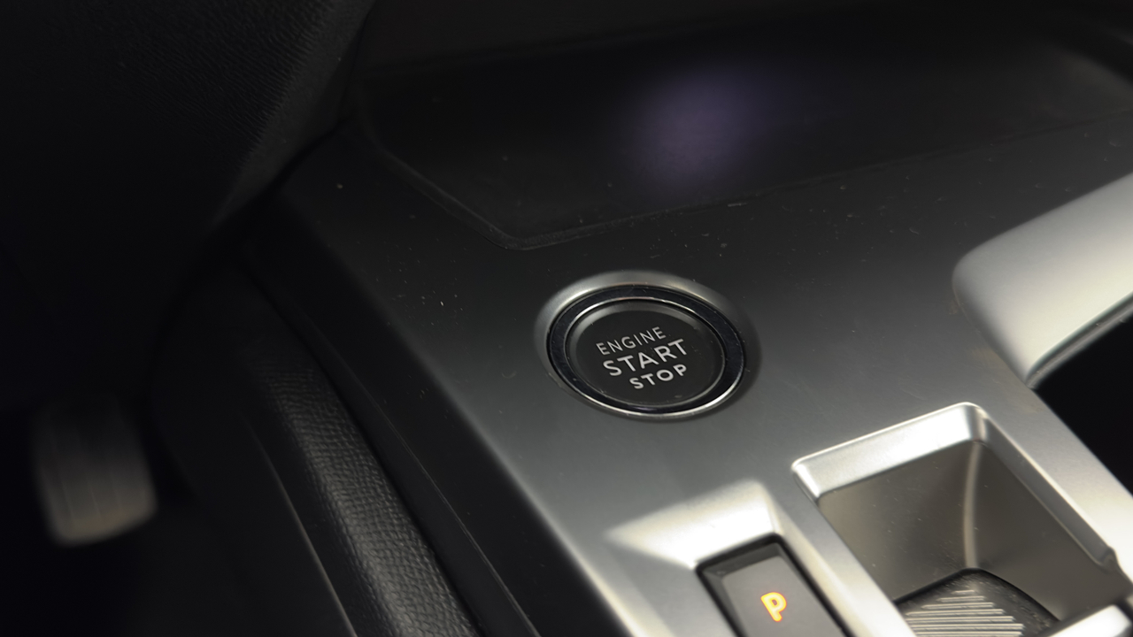 Peugeot 308 SW PHEV 180 e-EAT8 — photo 28