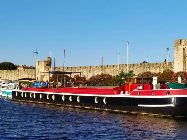 A vendre péniche-habitat dans cité médievale du Sud de la France
