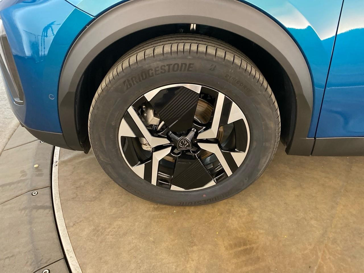 Peugeot 2008 hybrid 145 ch e-dcs6 allure — photo 11