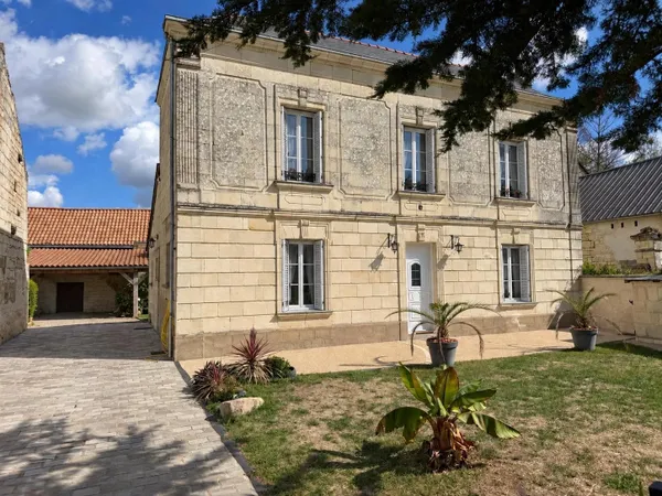 MAISON DE CARACTÈRE AVEC DÉPENDANCE ET JARDIN
