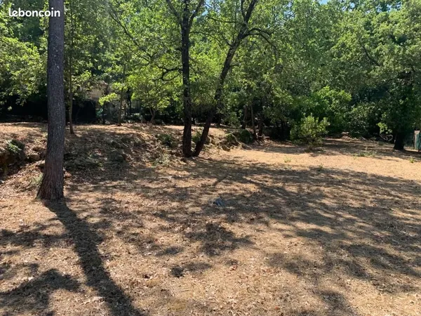 Terrain 1 080 m² Flassans Sur Issole