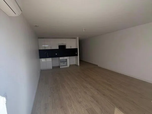 Studio au premier étage avec balcon