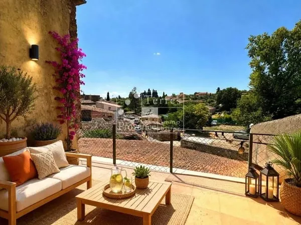 MAISON DE VILLAGE À AUPS - TOITURE ET FAÇADE RÉCENTES - FORT POTENTIEL - 137 000 €