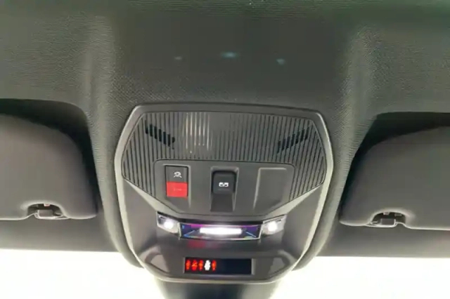 Peugeot 308 phev 180 e-eat8 — photo 19
