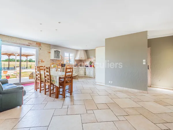 VENANSAULT -- CENTRE BOURG -- MAISON -- 3 CHAMBRES -- 1 BUREAU -- 103 m2 -- JARDIN -- GARAGE -- DEPE
