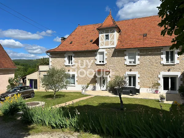 MAISON QUERCYNOISE EN PIERRE AVEC GÎTE ET PISCINE - PROCHE FIGEAC, CAJARC ET VILLENEUVE D'AVEYRON