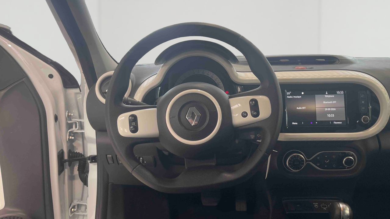 Renault Twingo III E-Tech — photo 10