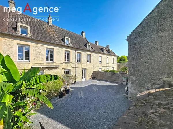 ENTRE CAEN ET LA MER  MAISON DE CARACTÈRE AVEC DÉPENDANCES ET REVENUS LOCATIFS