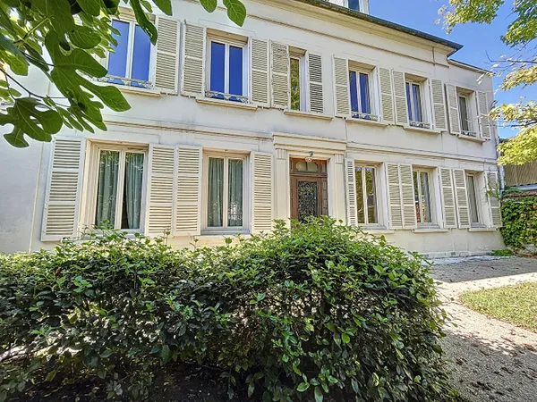 Maison 8 pièces 230 m²