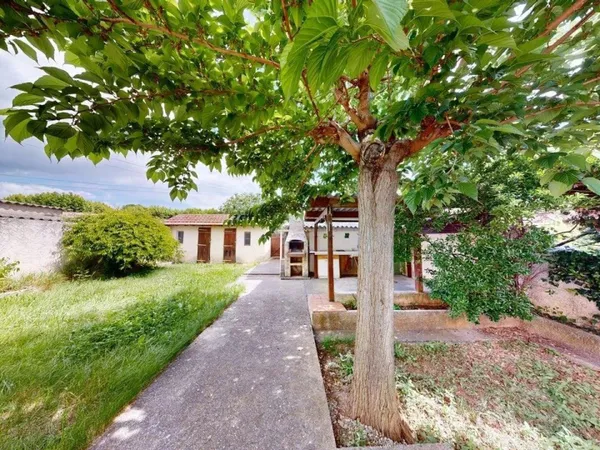 maison spacieuse avec garage et jardin