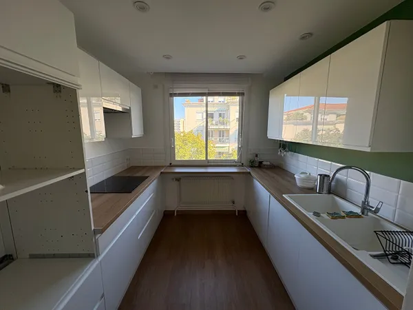 Appartement T3 de 60m2 avec stationnement et balcon, CLIM - MONPLAISIR LYON 8