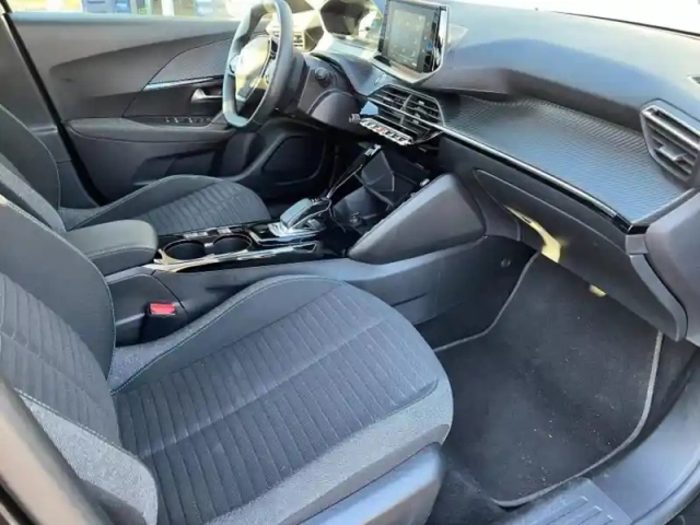 Peugeot 2008 e- 136ch style — photo 11