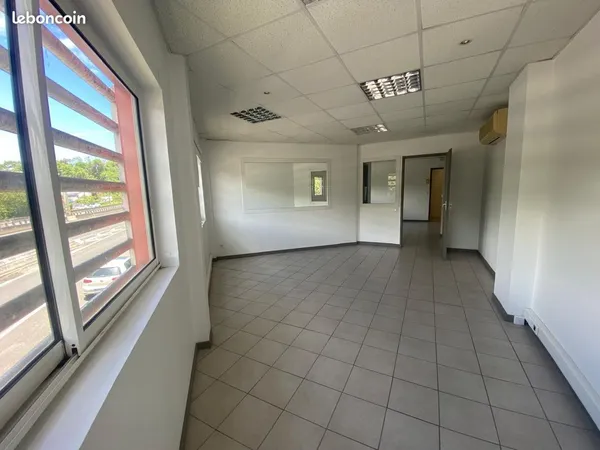 Bureaux 50 m2 Le Gosier Bas du Fort, ascenseur acces PMR parking, local professionnel climatise