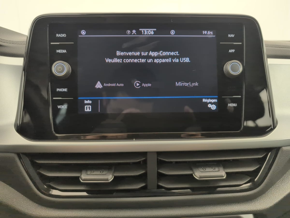 Volkswagen T-Roc — photo 19