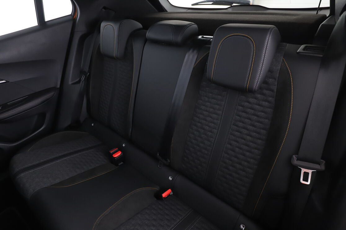 Peugeot 2008 1.2 PureTech Roadtrip EAT8 — photo 13