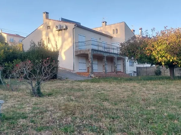 Proche Espagne, Villa 4 faces type F8, 200 m2 habitables sur 1880 m2 arborés plein sud.