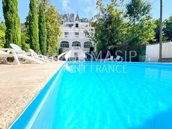 Château 10 pièces 294 m²