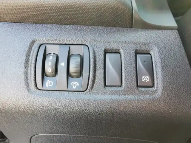 Renault Clio limited 0.9 tce 75 ch bvm5 — photo 14