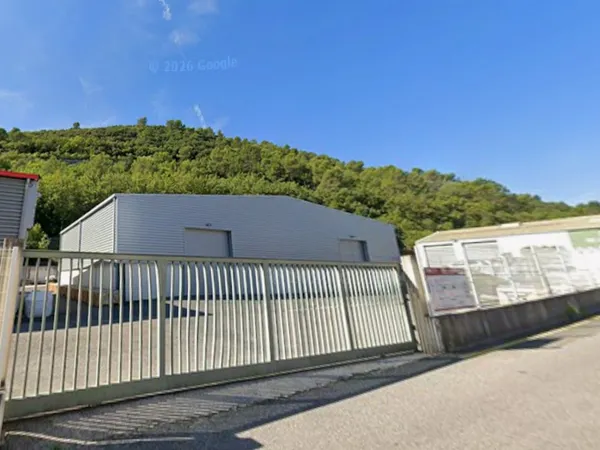 A louer Saint-Maximin entrepôt 670 m2 accès poids lourds