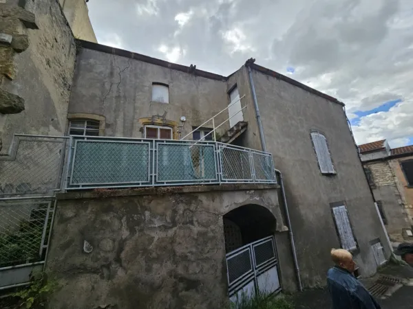 Maison à rénover 5 pièces au coeur du village de VEYRE MONTON
