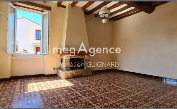 4 chambres, bel espace en pelouse avec garage et une dépendance