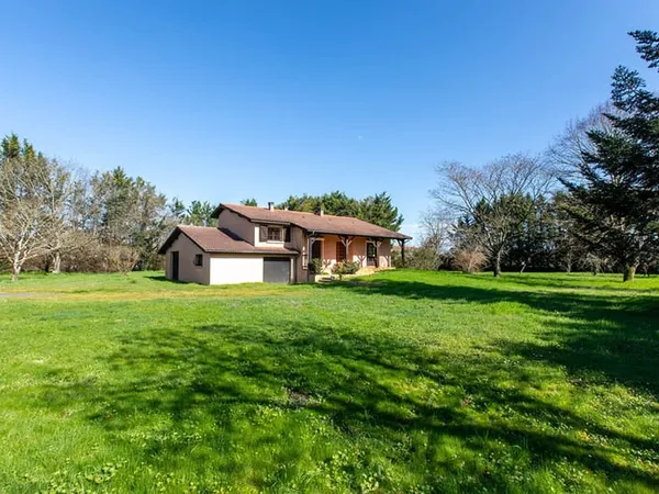 Une maison familiale avec plus de 4 500 m² de terrain à Riscle