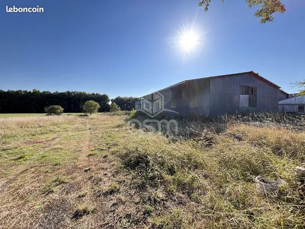 Local 840 m² Sainte-Catherine-de-Fierbois