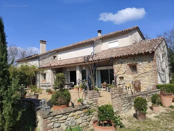 Propriété agricole d'exception avec production et transformation d'olives & amandes