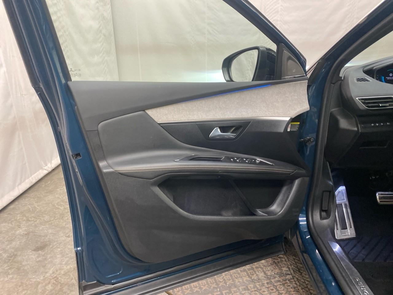 Peugeot 3008 hybrid4 300 e-eat8 gt pack — photo 26