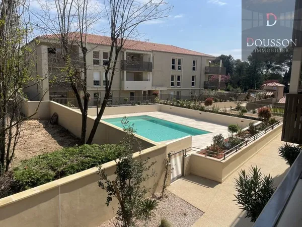 UZES A PIED, RESIDENCE SECURISEE AVEC PISCINE