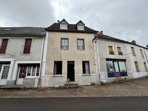 Maison de village avec terrain et dépendances
