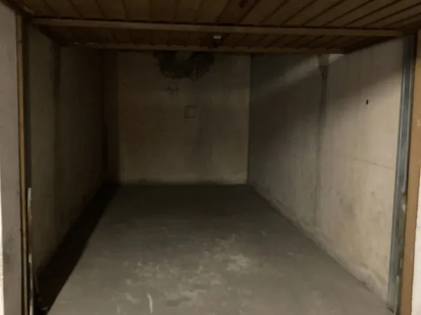 À Hyères, garage à louer 120 € par mois