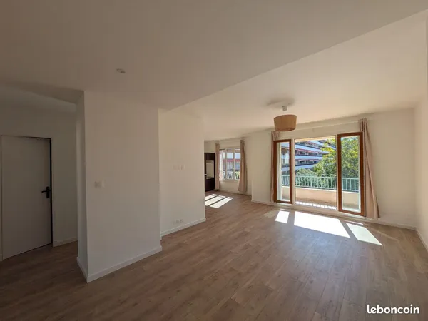 Appartement T3 traversant refait à neuf avec terrasse