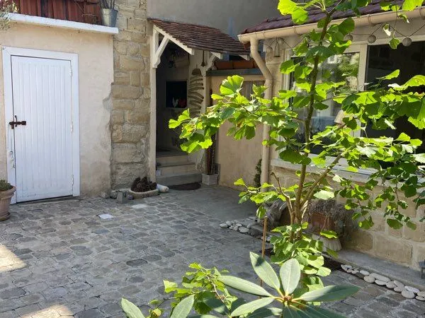 Charmante maison de ville avec cour intérieure et climatisation naturelle avec la grotte