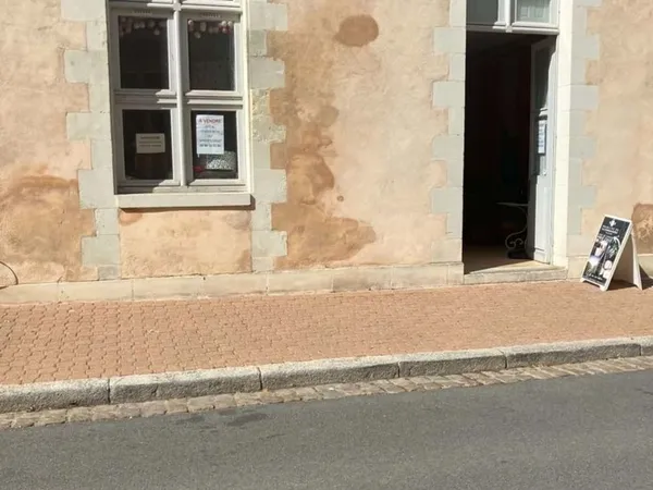 RICHELIEU : LOCAL COMMERCIAL POSSIBILITE 1ou2 APPARTEMENTS