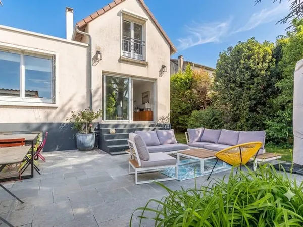 Maison individuelle de 219m2 avec terrasse et jardin, située