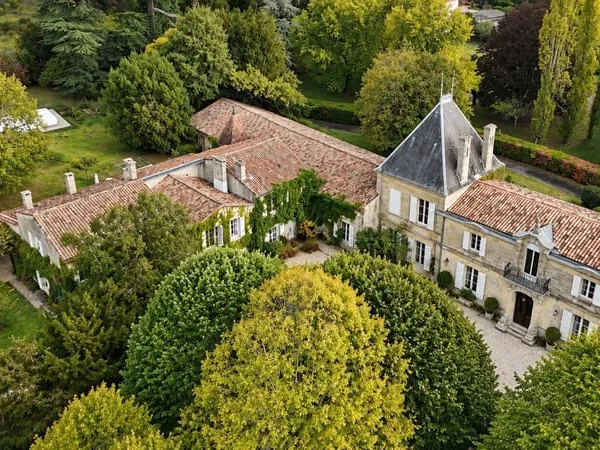 Ensemble immobilier composé d'un château, une grande maison et plusieurs dépendances sur 5 ha de par
