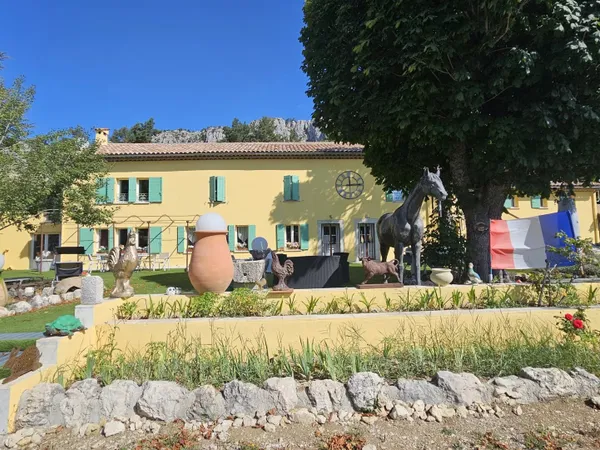 Propriété en parfait état de + de 520m² sur 1,1 hectare de terrain env plein sud !