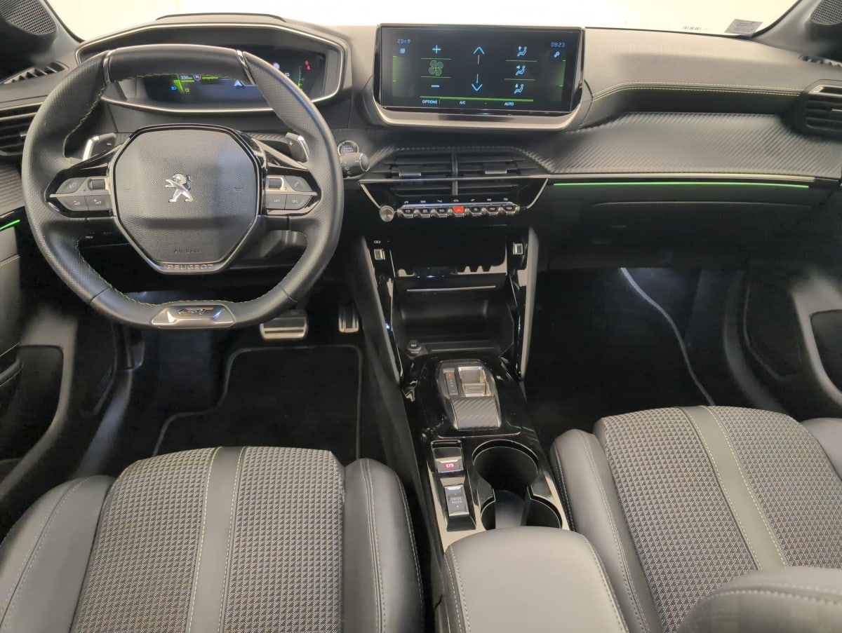 Peugeot 208 — photo 13