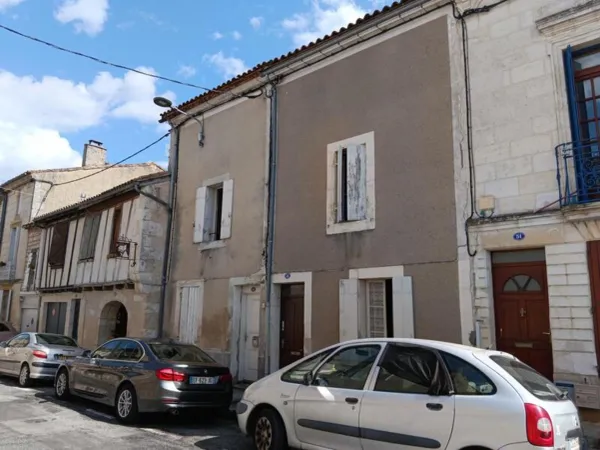 Maison de ville à vendre à rénover 2 chambres avec cour et petite dépendance à SAINTE FOY LA GRANDE 