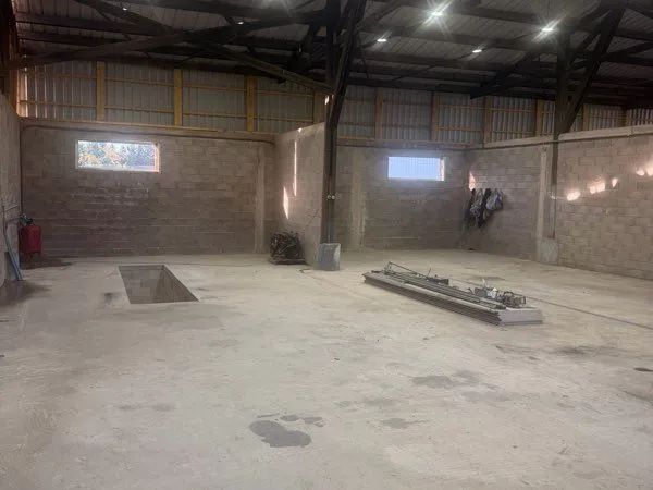 Grand garage, avec parking 300 m²