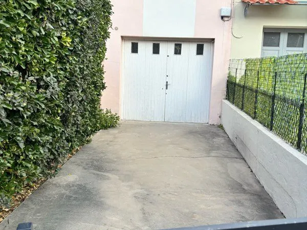 Garage couvert et fermé