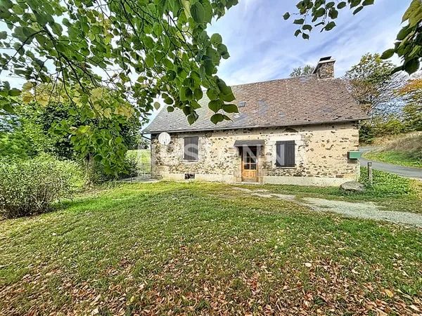 A VENDRE À CHAMBOULIVE ENSEMBLE EN PIERRE AVEC GRANGE ET 4 300 M² DE TERRAIN